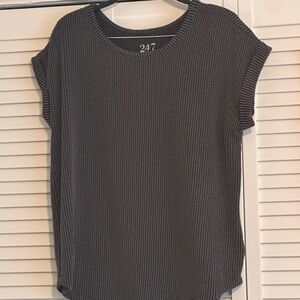 24/7 Women's Gray Short Sleeve Knit Top